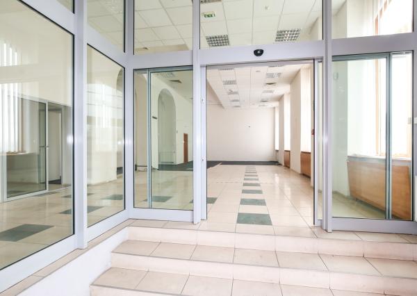 Krásna viacúčelová budova vo výbornom stave v centra mesta Šahy