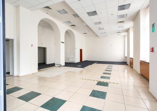 Krásna viacúčelová budova vo výbornom stave v centra mesta Šahy