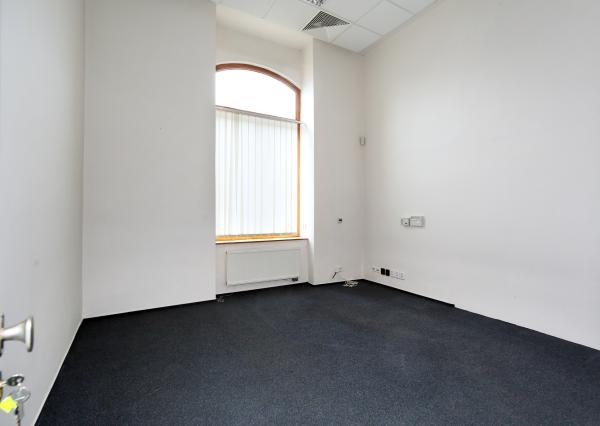 Krásna viacúčelová budova vo výbornom stave v centra mesta Šahy