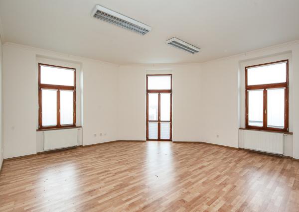 Krásna viacúčelová budova vo výbornom stave v centra mesta Šahy