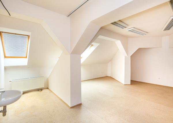 Krásna viacúčelová budova vo výbornom stave v centra mesta Šahy