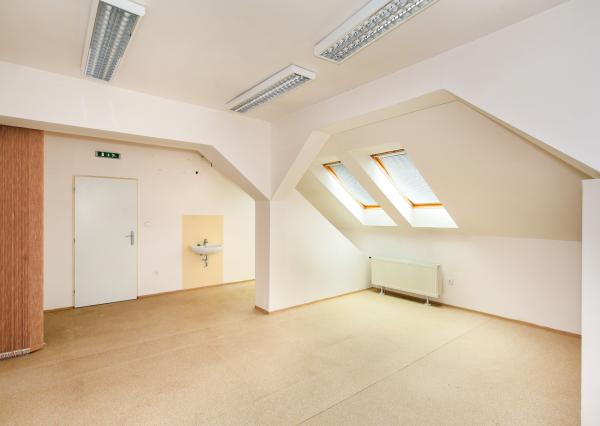 Krásna viacúčelová budova vo výbornom stave v centra mesta Šahy