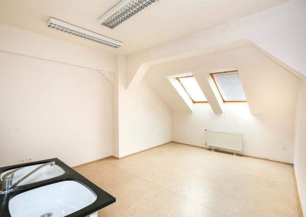 Krásna viacúčelová budova vo výbornom stave v centra mesta Šahy