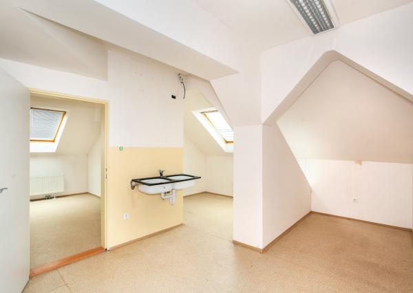 Krásna viacúčelová budova vo výbornom stave v centra mesta Šahy