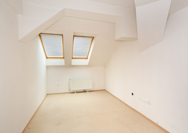 Krásna viacúčelová budova vo výbornom stave v centra mesta Šahy