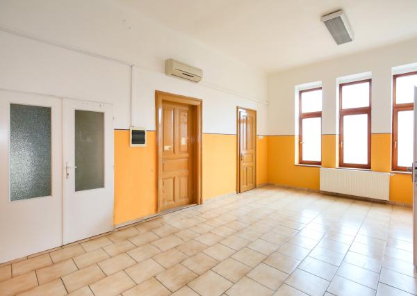 Krásna viacúčelová budova vo výbornom stave v centra mesta Šahy