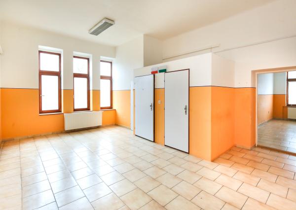 Krásna viacúčelová budova vo výbornom stave v centra mesta Šahy