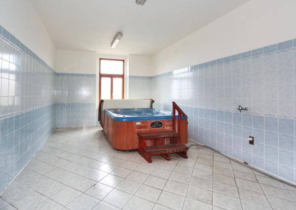 Krásna viacúčelová budova vo výbornom stave v centra mesta Šahy