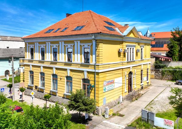 Krásna viacúčelová budova vo výbornom stave v centra mesta Šahy