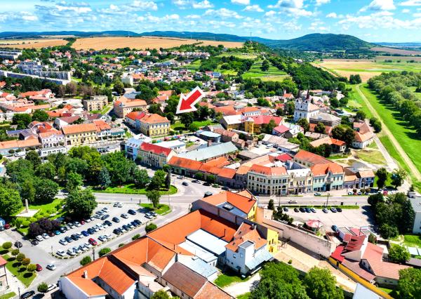 Krásna viacúčelová budova vo výbornom stave v centra mesta Šahy