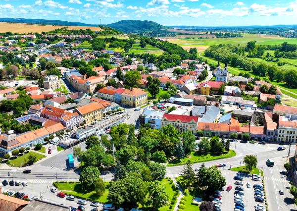 Krásna viacúčelová budova vo výbornom stave v centra mesta Šahy