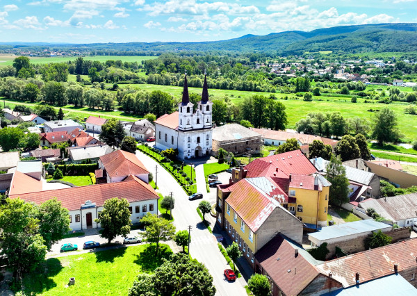 Krásna viacúčelová budova vo výbornom stave v centra mesta Šahy