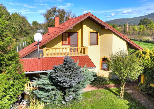 5-izbový rodinný dom s  bazénom, dvojgarážou a 1500m2 pozemkom