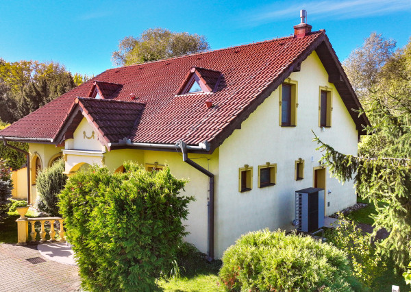 5-izbový rodinný dom s  bazénom, dvojgarážou a 1500m2 pozemkom