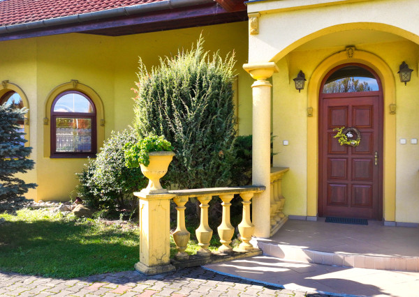 5-izbový rodinný dom s  bazénom, dvojgarážou a 1500m2 pozemkom