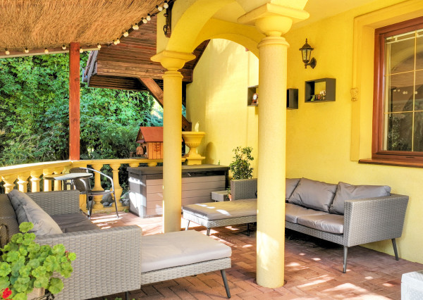 5-izbový rodinný dom s  bazénom, dvojgarážou a 1500m2 pozemkom