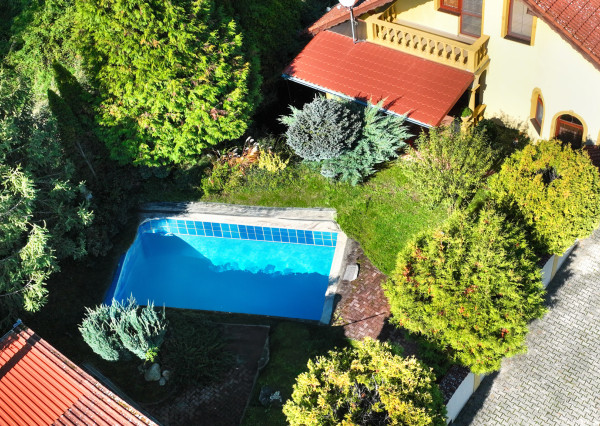 5-izbový rodinný dom s  bazénom, dvojgarážou a 1500m2 pozemkom