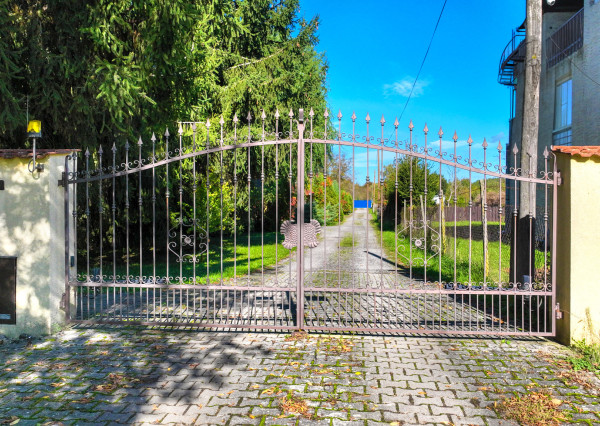 5-izbový rodinný dom s  bazénom, dvojgarážou a 1500m2 pozemkom