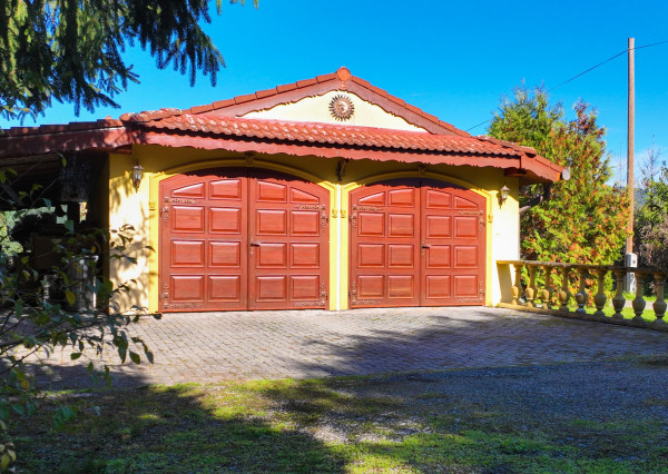 5-izbový rodinný dom s  bazénom, dvojgarážou a 1500m2 pozemkom