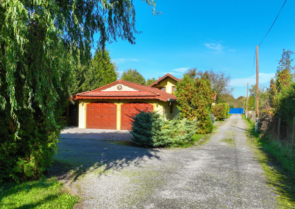 5-izbový rodinný dom s  bazénom, dvojgarážou a 1500m2 pozemkom