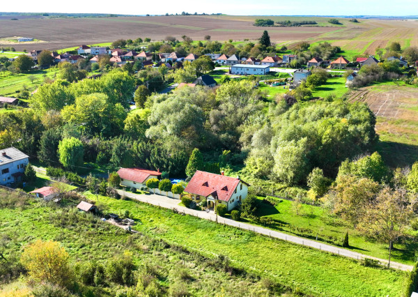 5-izbový rodinný dom s  bazénom, dvojgarážou a 1500m2 pozemkom