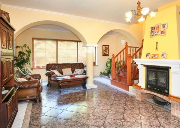 5-izbový rodinný dom s  bazénom, dvojgarážou a 1500m2 pozemkom