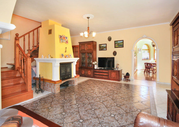 5-izbový rodinný dom s  bazénom, dvojgarážou a 1500m2 pozemkom