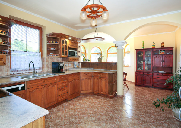 5-izbový rodinný dom s  bazénom, dvojgarážou a 1500m2 pozemkom