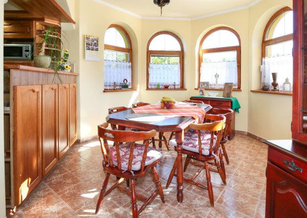 5-izbový rodinný dom s  bazénom, dvojgarážou a 1500m2 pozemkom