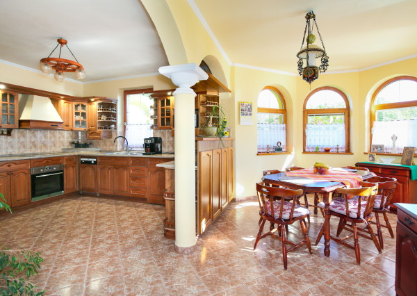 5-izbový rodinný dom s  bazénom, dvojgarážou a 1500m2 pozemkom