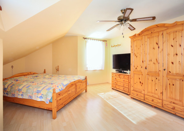 5-izbový rodinný dom s  bazénom, dvojgarážou a 1500m2 pozemkom