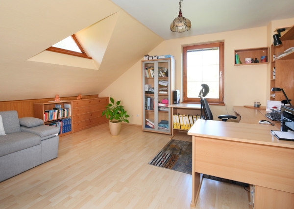 5-izbový rodinný dom s  bazénom, dvojgarážou a 1500m2 pozemkom