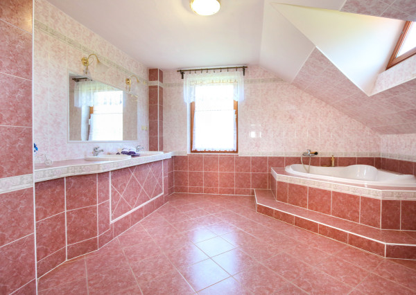 5-izbový rodinný dom s  bazénom, dvojgarážou a 1500m2 pozemkom