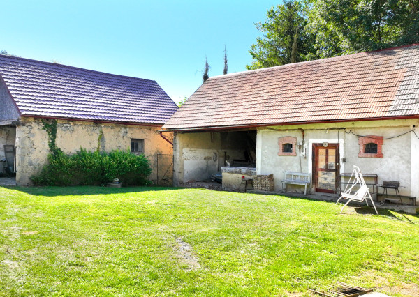 REZERVOVANÉ - Vidiecka usadlosť s pozemkom 6738m2, Šipice