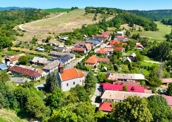 REZERVOVANÉ - Vidiecka usadlosť s pozemkom 6738m2, Šipice