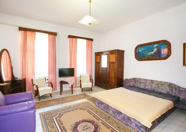 REZERVOVANÉ - Vidiecka usadlosť s pozemkom 6738m2, Šipice