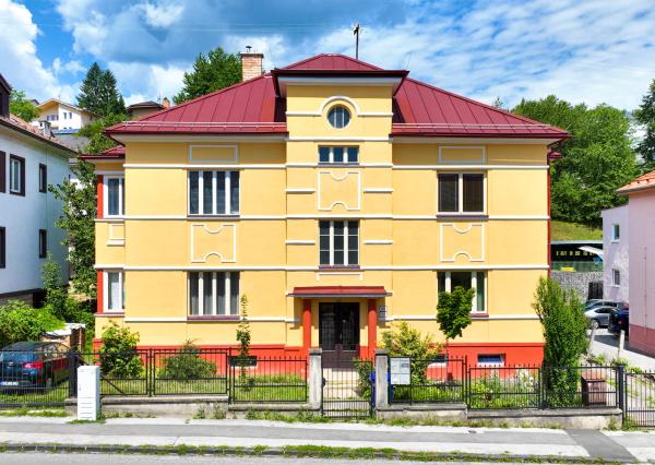 Štýlový byt s garážou a možnosťou prístavby ďalšieho bytu, centrum Banská Bystrica