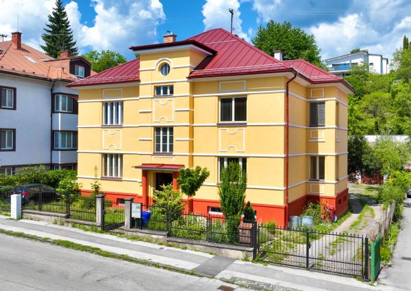 Štýlový byt s garážou a možnosťou prístavby ďalšieho bytu, centrum Banská Bystrica