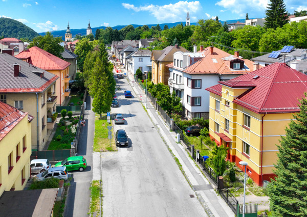 Štýlový byt s garážou a možnosťou prístavby ďalšieho bytu, centrum Banská Bystrica