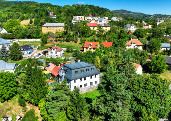 Zrekonštruovaná budova - 1300m2 pozemok Banská Štiavnica