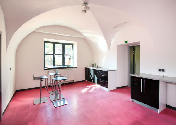 Zrekonštruovaná budova - 1300m2 pozemok Banská Štiavnica