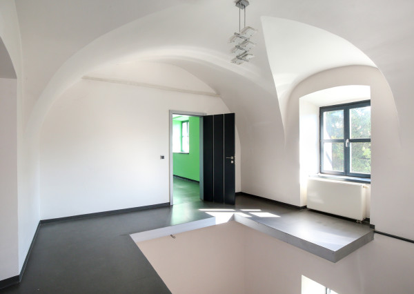 Zrekonštruovaná budova - 1300m2 pozemok Banská Štiavnica