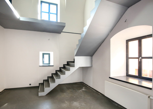 Zrekonštruovaná budova - 1300m2 pozemok Banská Štiavnica