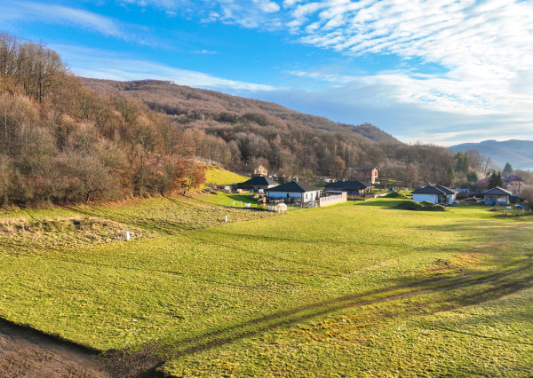 Rovinatý stavebný pozemok 915m2 v obci Prenčov, okr. Banská Štiavnica
