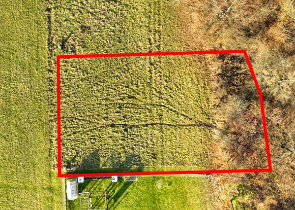 Rovinatý stavebný pozemok 915m2 v obci Prenčov, okr. Banská Štiavnica