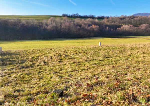 Rovinatý stavebný pozemok 915m2 v obci Prenčov, okr. Banská Štiavnica