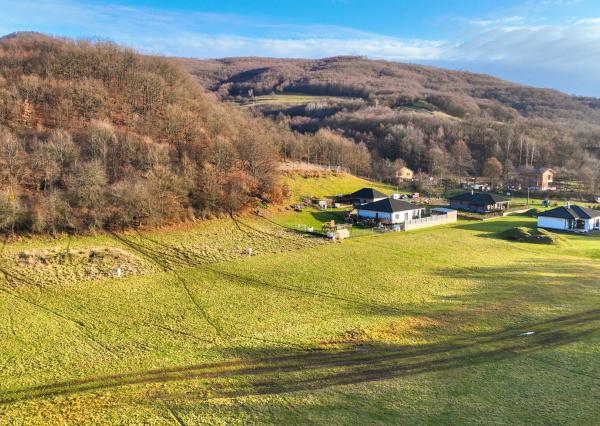 Rovinatý stavebný pozemok 915m2 v obci Prenčov, okr. Banská Štiavnica