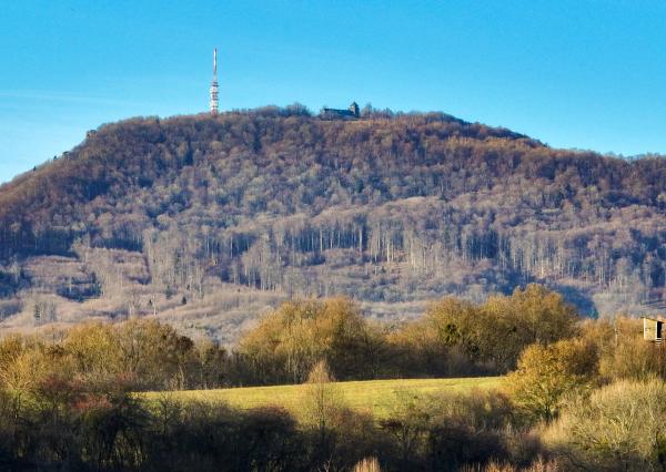 Rovinatý stavebný pozemok 915m2 v obci Prenčov, okr. Banská Štiavnica