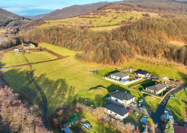 Rovinatý stavebný pozemok 915m2 v obci Prenčov, okr. Banská Štiavnica