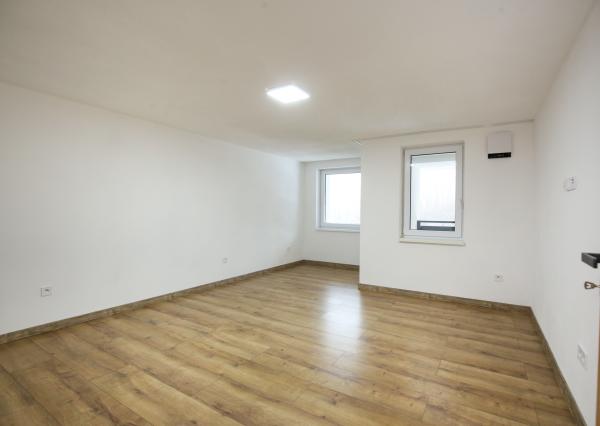 PRENÁJOM 2-izbový priestranný byt, 70m2, Banská Štiavnica